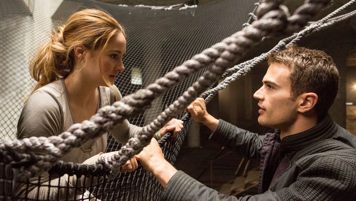 Shailene Woodley and Theo James face each other over a rope and a net in Divergent