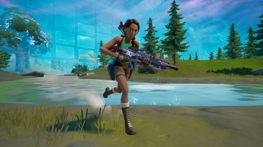 Lara Croft holding onto a Pulse Rifle, one of the four Fortnite alien weapons.