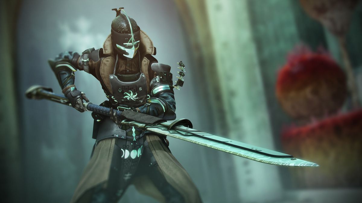 A Warlock hold a glaive in The Witch Queen