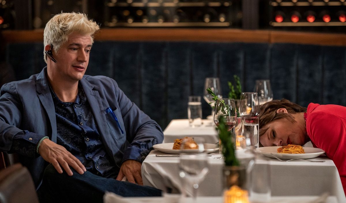 Manager Streeter Peters attends dinner with alarmingly blond hair, mom Pat Dubak passes out alongside her spaghetti in the HBO Max comedy The Other Two.