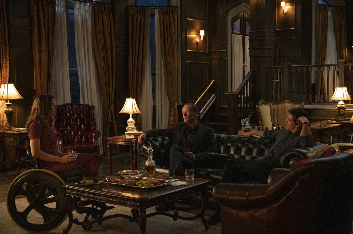 Bruce Wayne, Barbara Gordon, and Dick Grayson lounge together in Wayne Manor in Titans season 3.