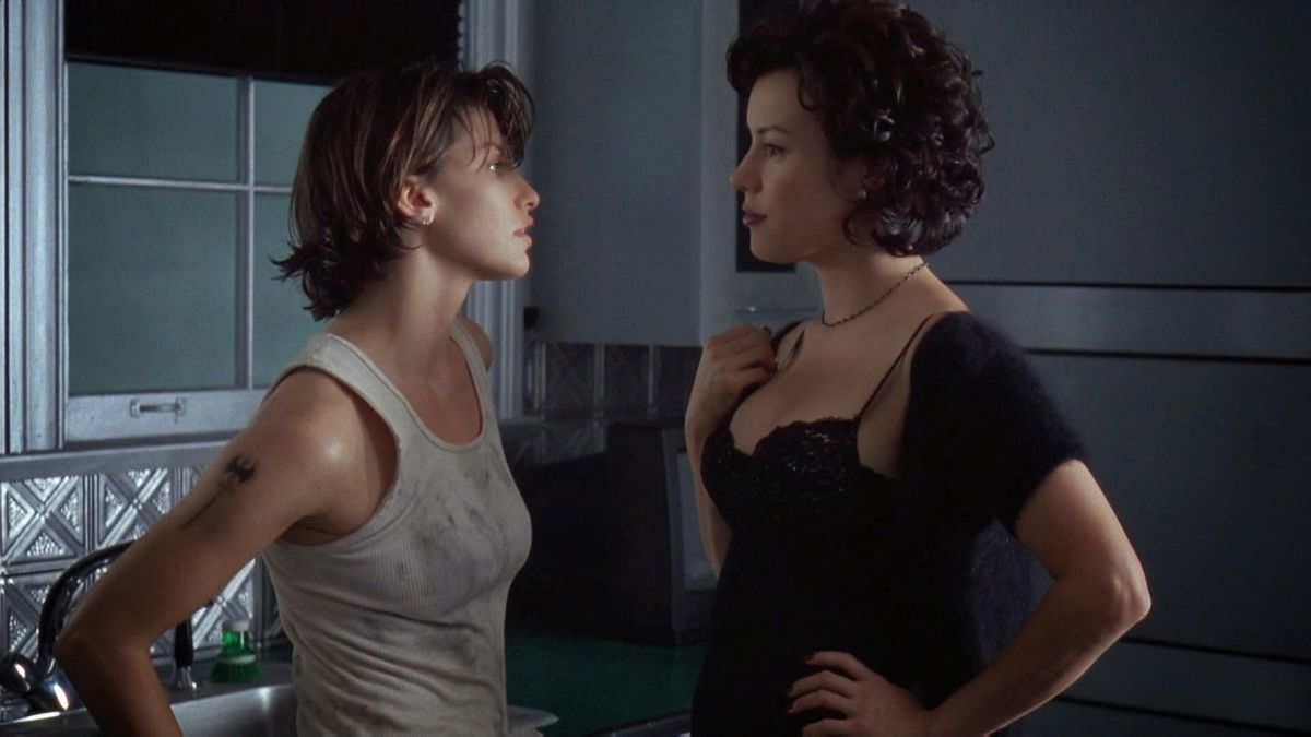 Corky (Gina Gershon) and Violet (Jennifer Tilly) exchange an intense look in Bound.