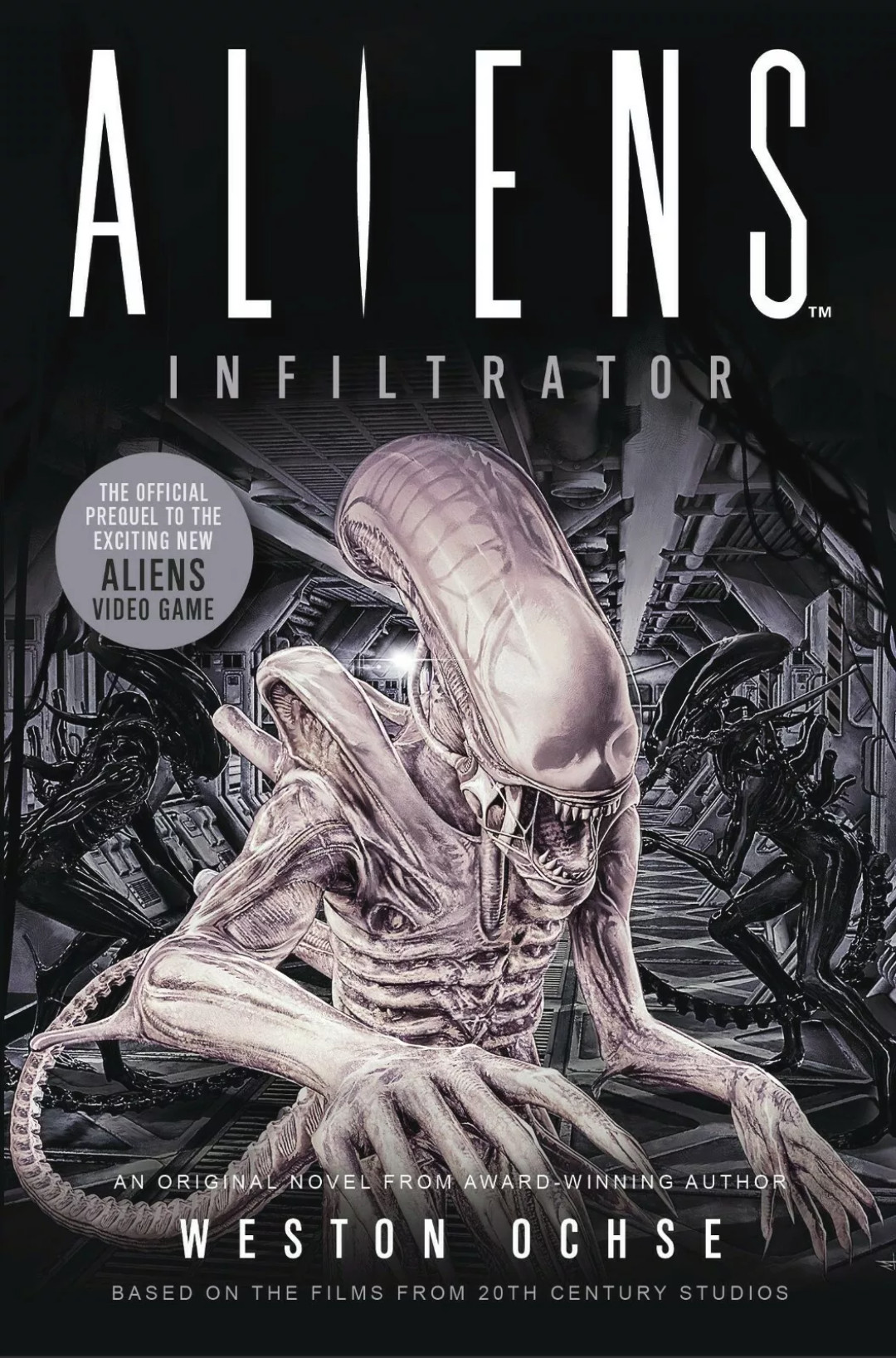 The cover of Weston Ochse’s Aliens: Infiltrator, with a pale white Xenomorph against a monochrome background featuring other Xenomorphs.